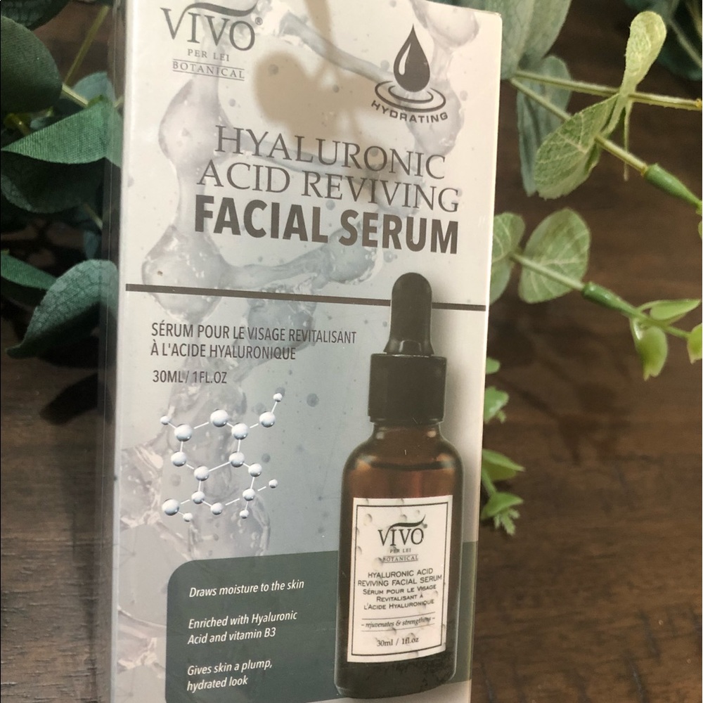 Facial Serum with Hyaluronic Acid Reviving.
